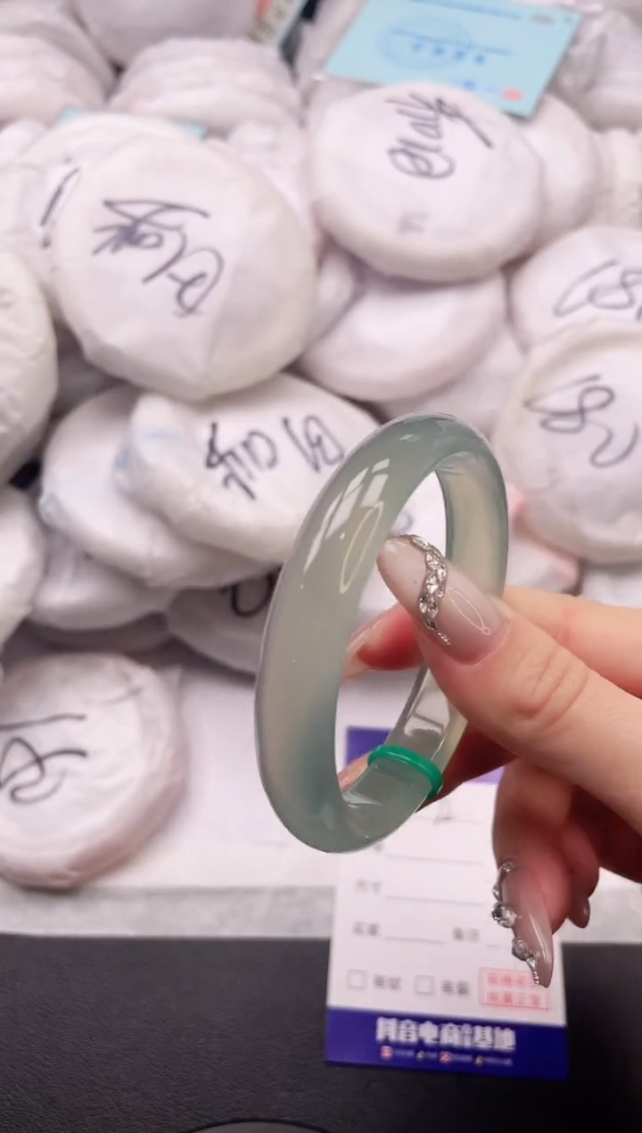 【闪购商品】石英质玉手镯未镶嵌6K72-54