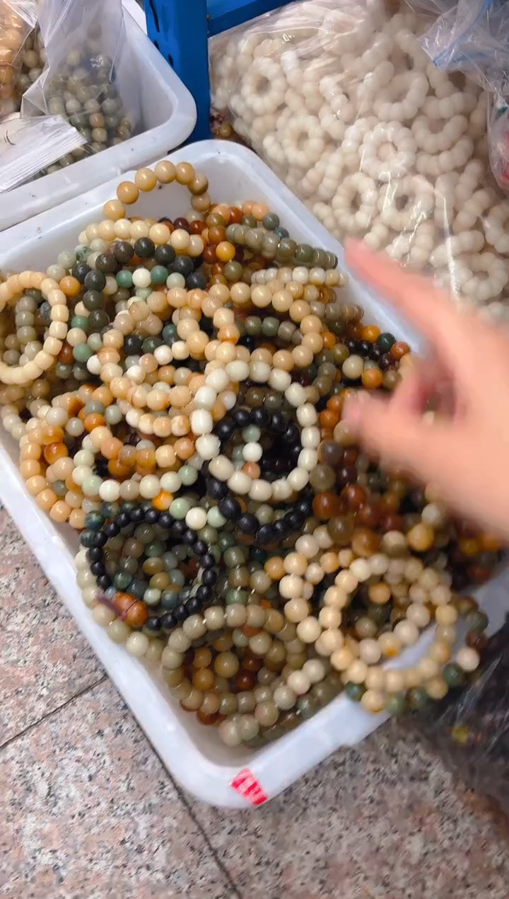 吊坠菩提根/象牙果混色手串  随机一条