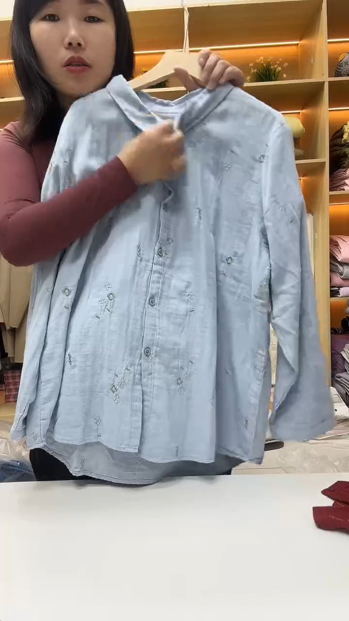 蓝色衬衫         