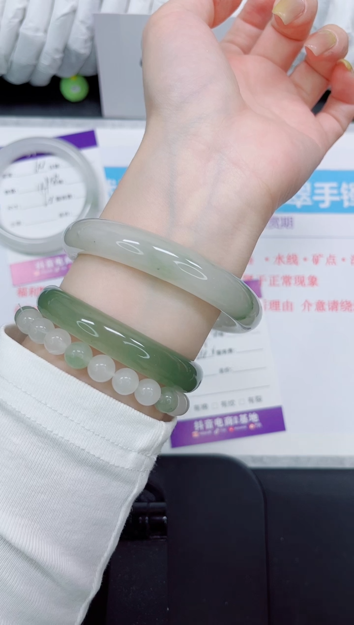 石英质玉手镯未镶嵌65