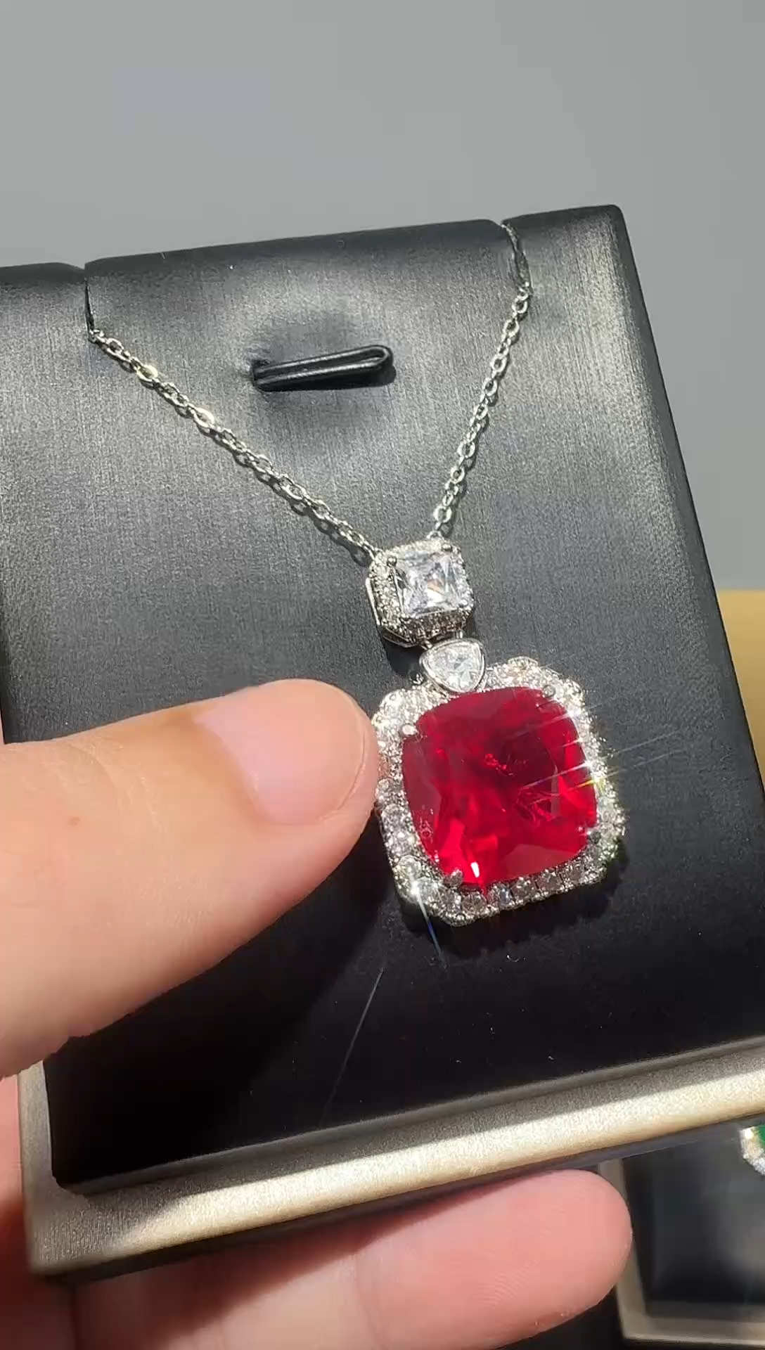 吊坠(赠链)18K金镶嵌红宝石123