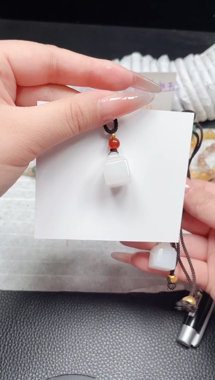 【闪购商品】石英质玉手镯未镶嵌秤砣