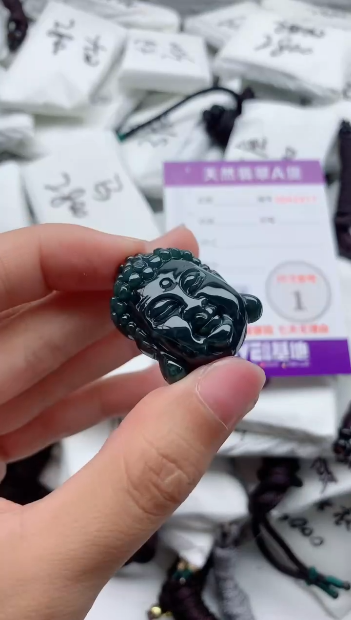 翡翠未镶嵌颈饰·