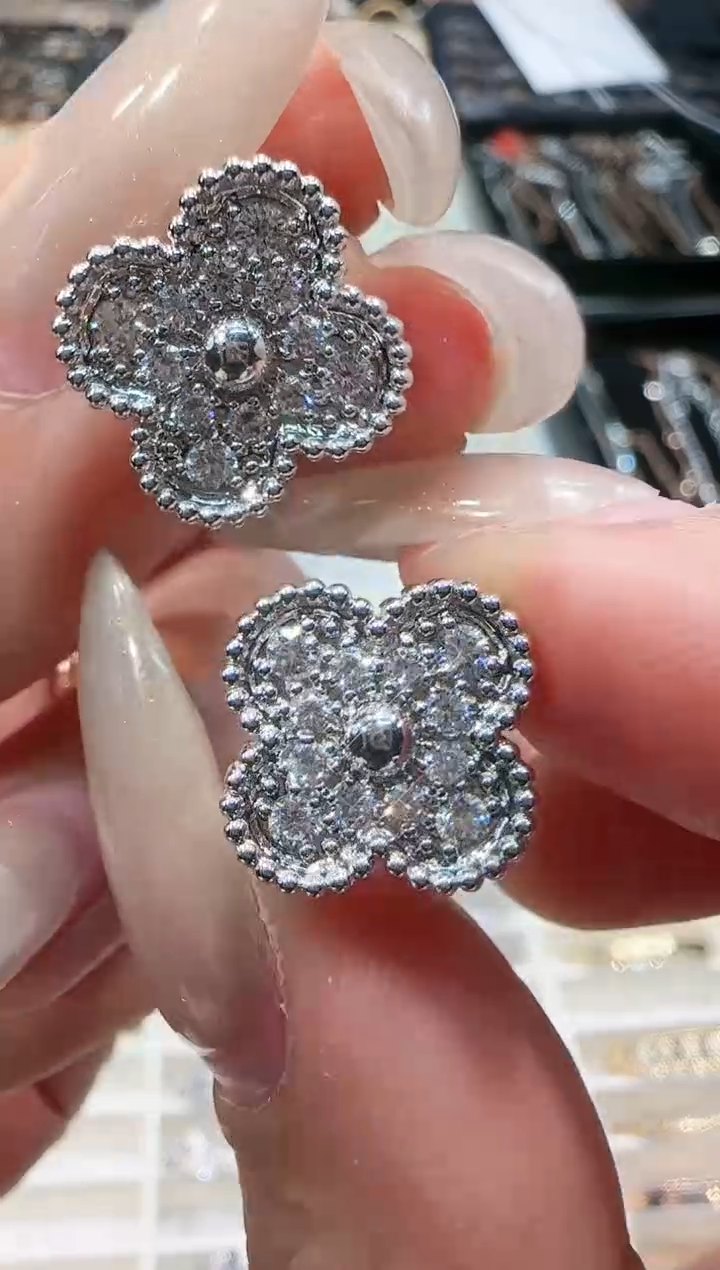 【闪购商品】钻石耳扣18K金镶嵌15mm满钻四叶草耳扣