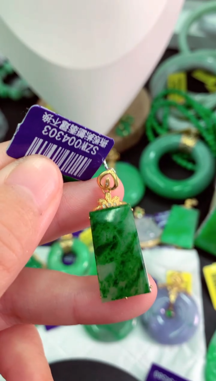 翡翠18K金镶嵌颈饰挂件