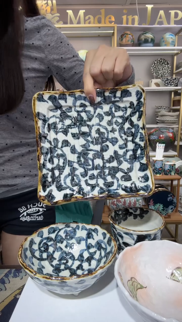 陶瓷唐草18厘米正方盘一只