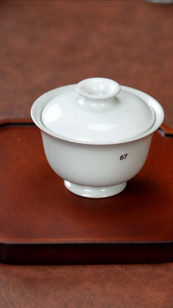 67            元宝两才盖碗