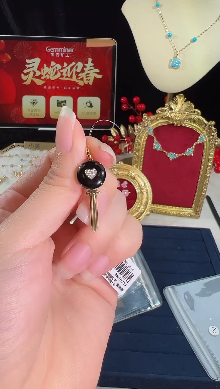 【闪购商品】钻石颈饰18K金镶嵌吊坠