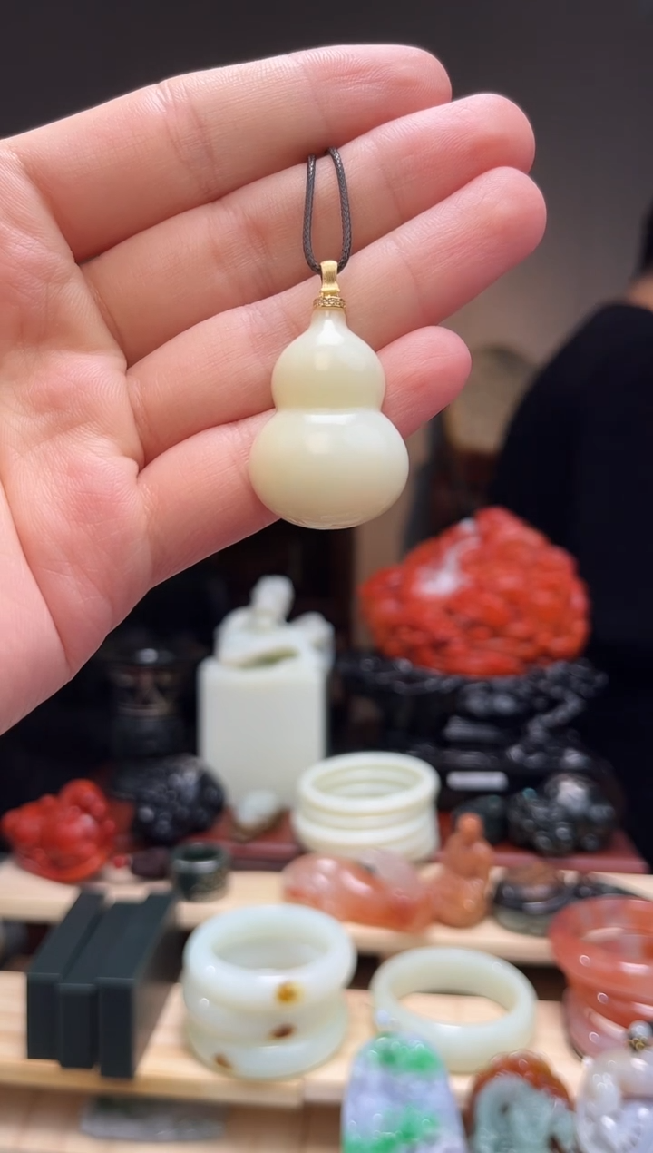 颈饰未镶嵌和田玉吊坠