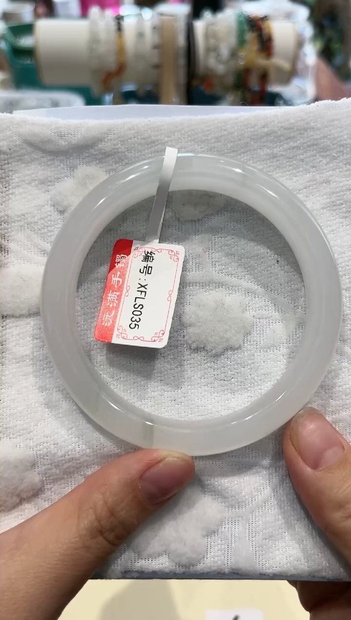 【闪购商品】石英质玉手镯未镶嵌天山翠XFLS035