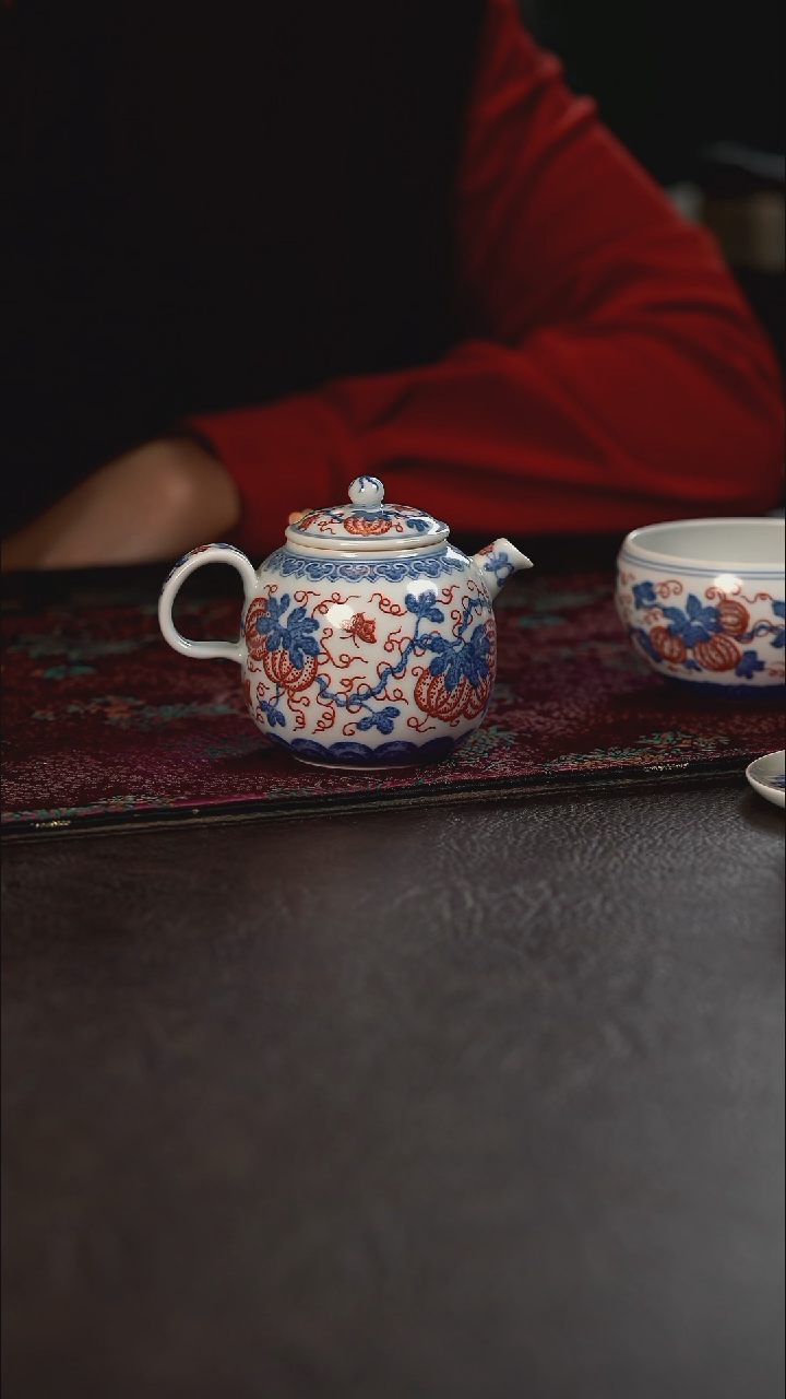 贵红窑青花釉里红瓜蝶绵绵小壶