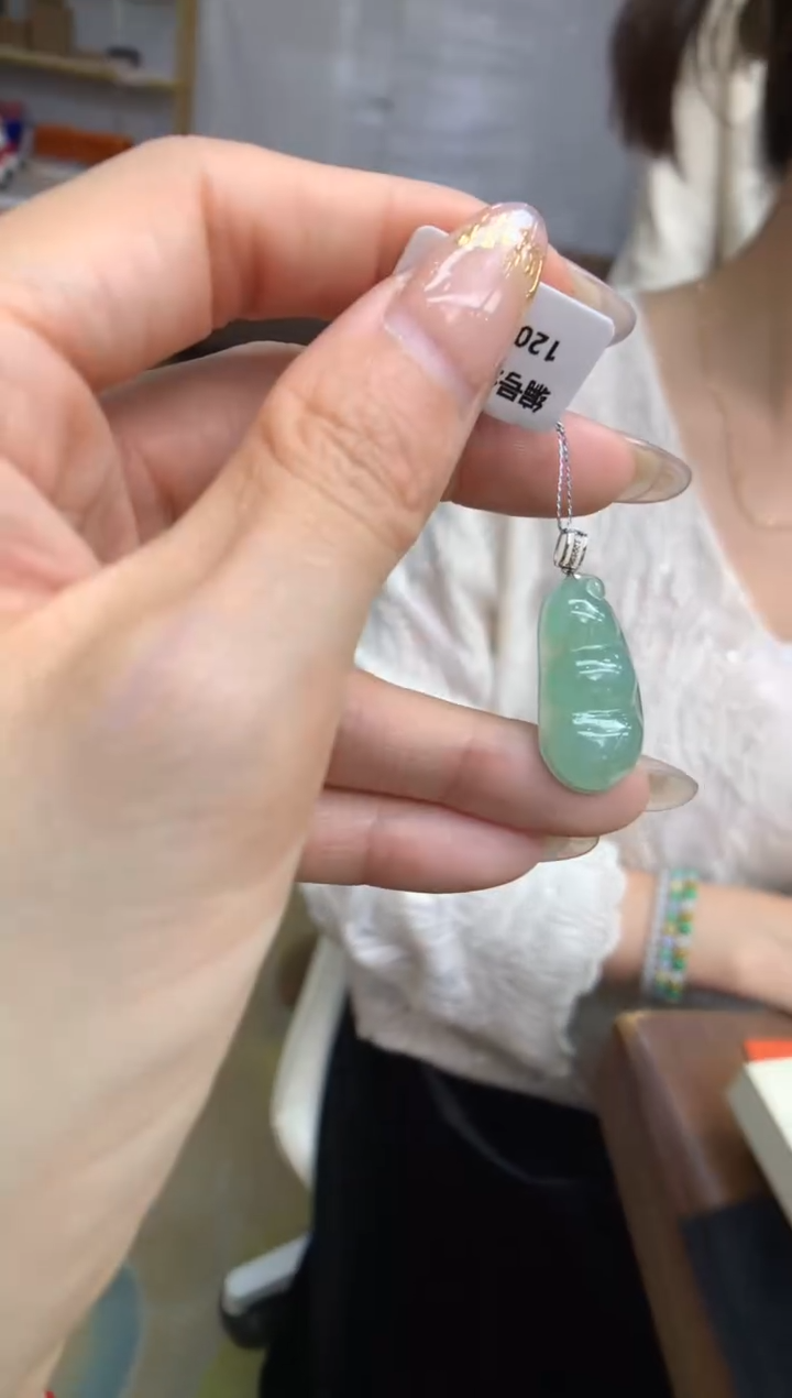 【闪购商品】翡翠颈饰18K金镶嵌福豆