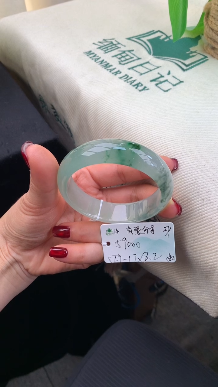 【闪购商品】翡翠手镯未镶嵌下单联系客服核对地址哦订金3万元