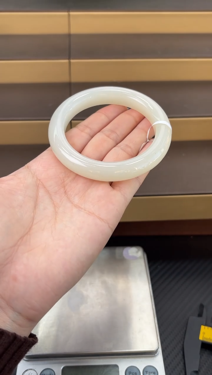 未镶嵌手镯和田玉黑山微色差58Mm