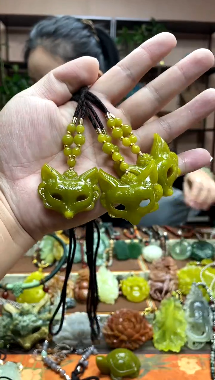 未镶嵌岫玉吊坠多样性发货发其中之一