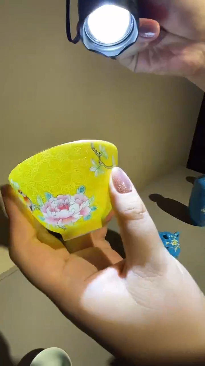 粉彩扒花主人杯黄底