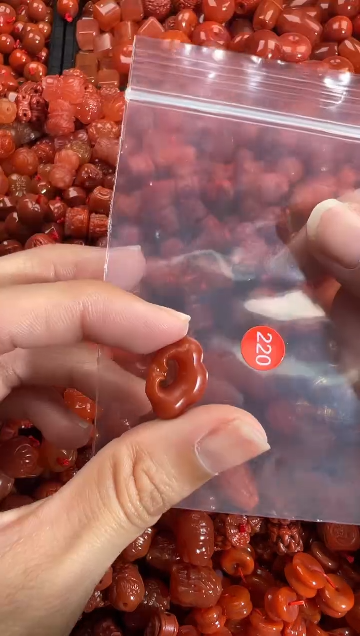 南红玛瑙未镶嵌颈饰1