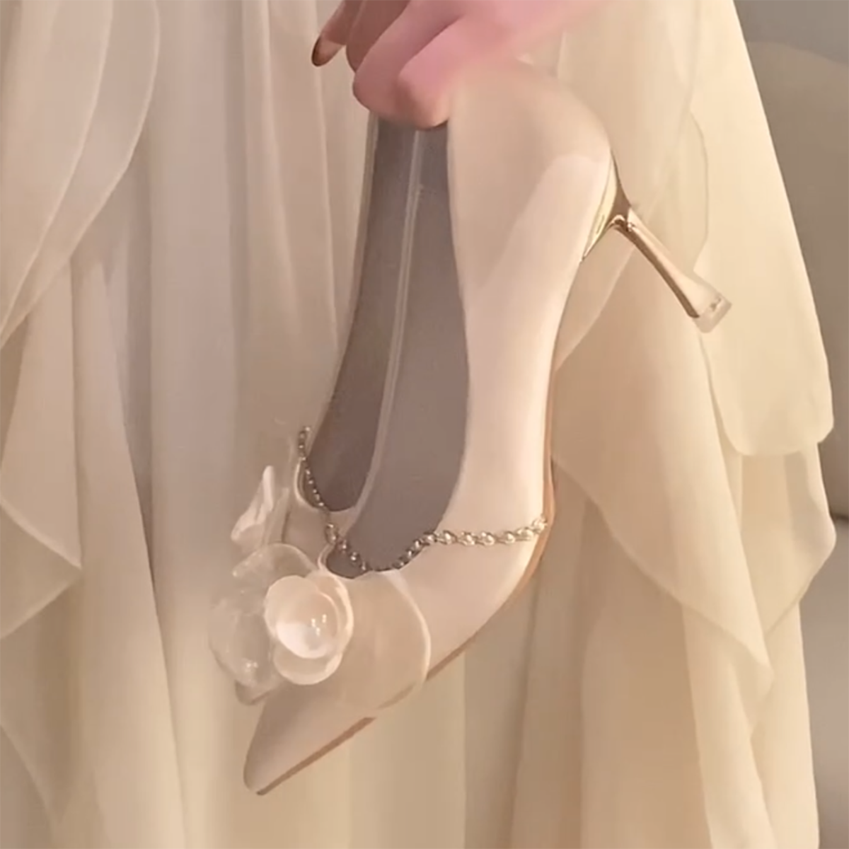 绝美不累脚新娘婚鞋配婚纱高跟鞋尖头绸缎花朵链条浅色单鞋