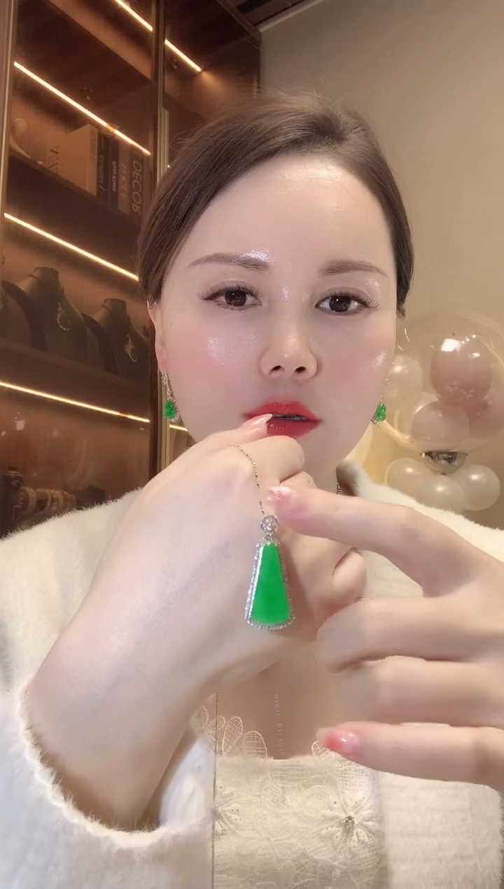 【闪购商品】翡翠吊坠(不含链)18K金镶嵌F95 