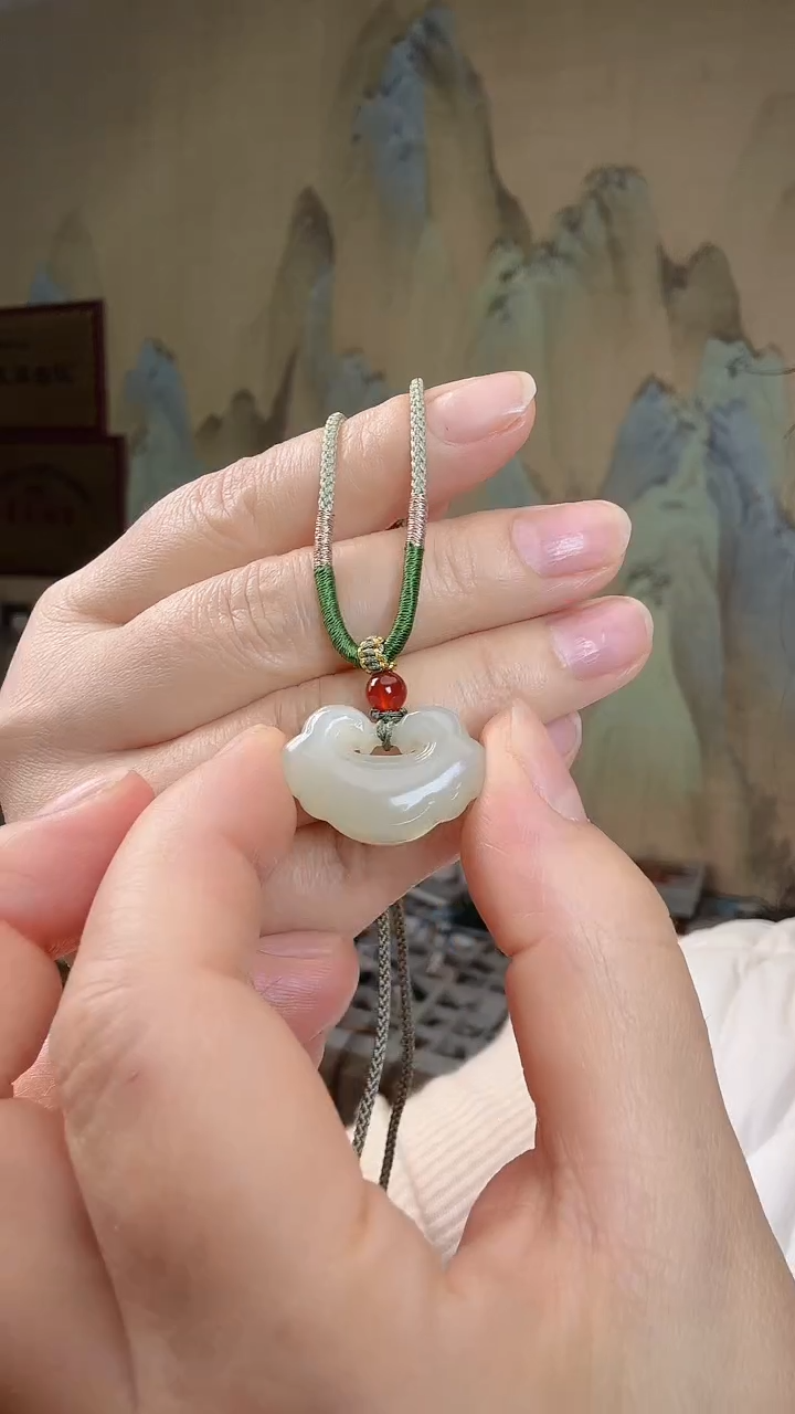 颈饰未镶嵌和田玉如意