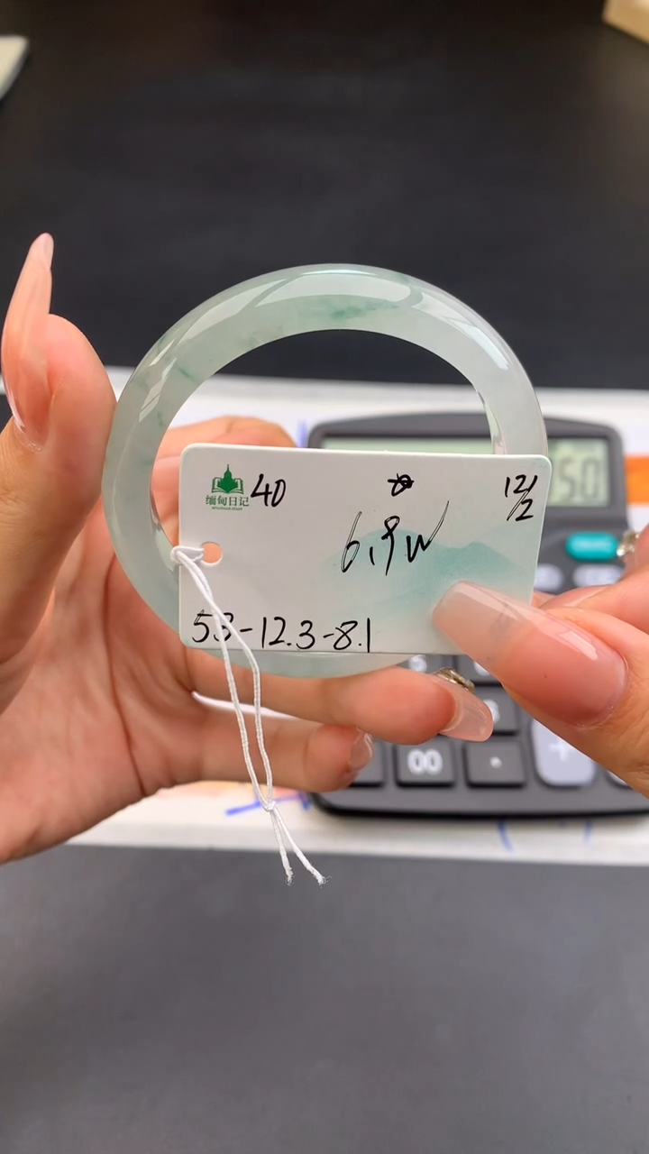 【闪购商品】翡翠手镯未镶嵌 #情人节#送礼，下单联系客服核对地址~