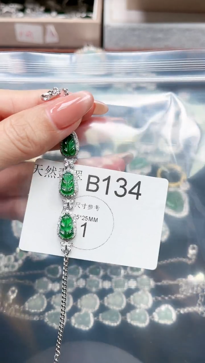 【闪购商品】翡翠颈饰未镶嵌赠皮绳134