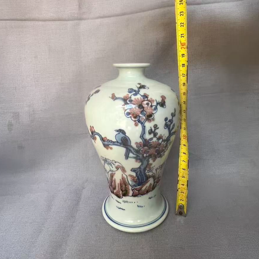 喜鹊登梅青花釉里红梅瓶，陈设观赏器型端庄，风格古朴端品相完好