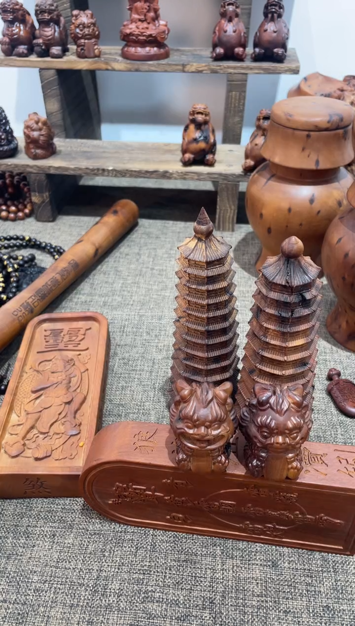 木枣木小狮子手把件一对 刻平安喜乐