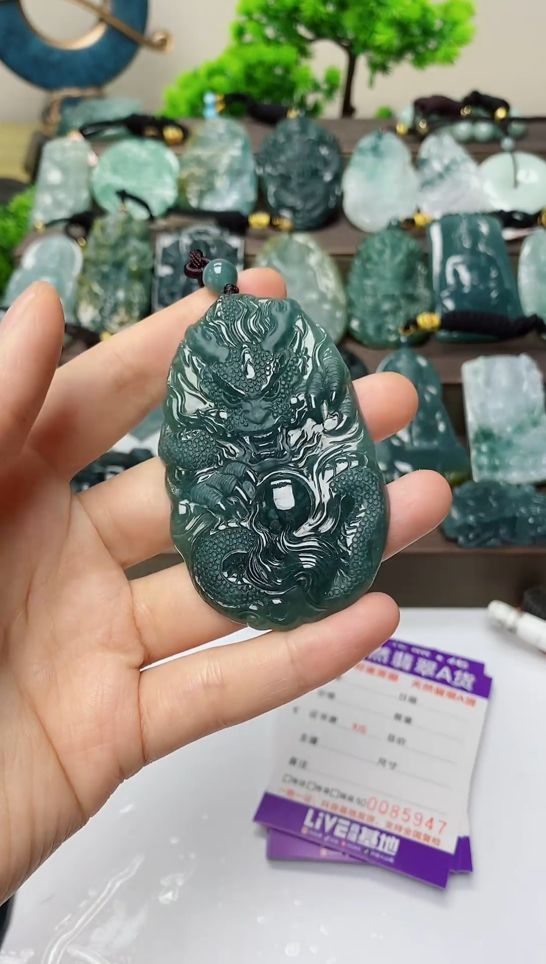 翡翠未镶嵌颈饰         
