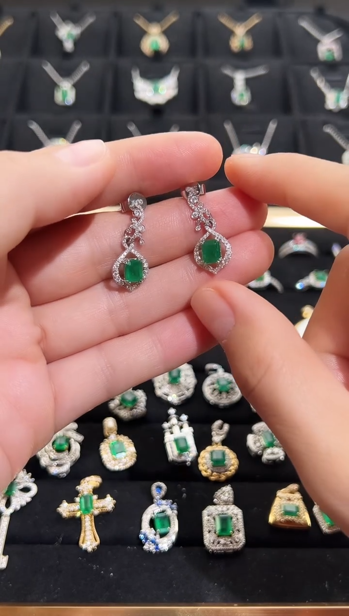 【闪购商品】祖母绿耳钉18K金镶嵌祖母绿耳钉