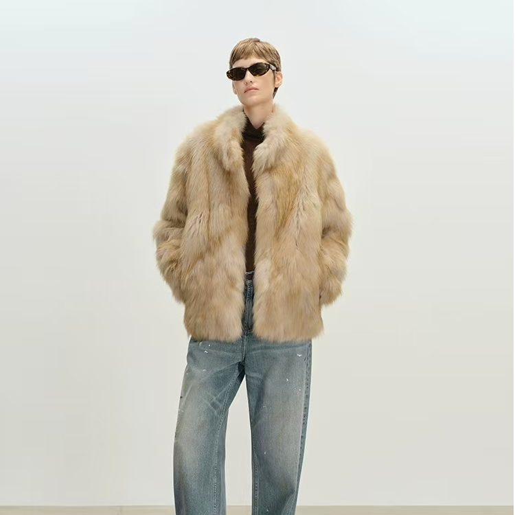  “韩女千金”2025年saga皇冠狐狸毛 莼手工晕染立领廓形皮草外套