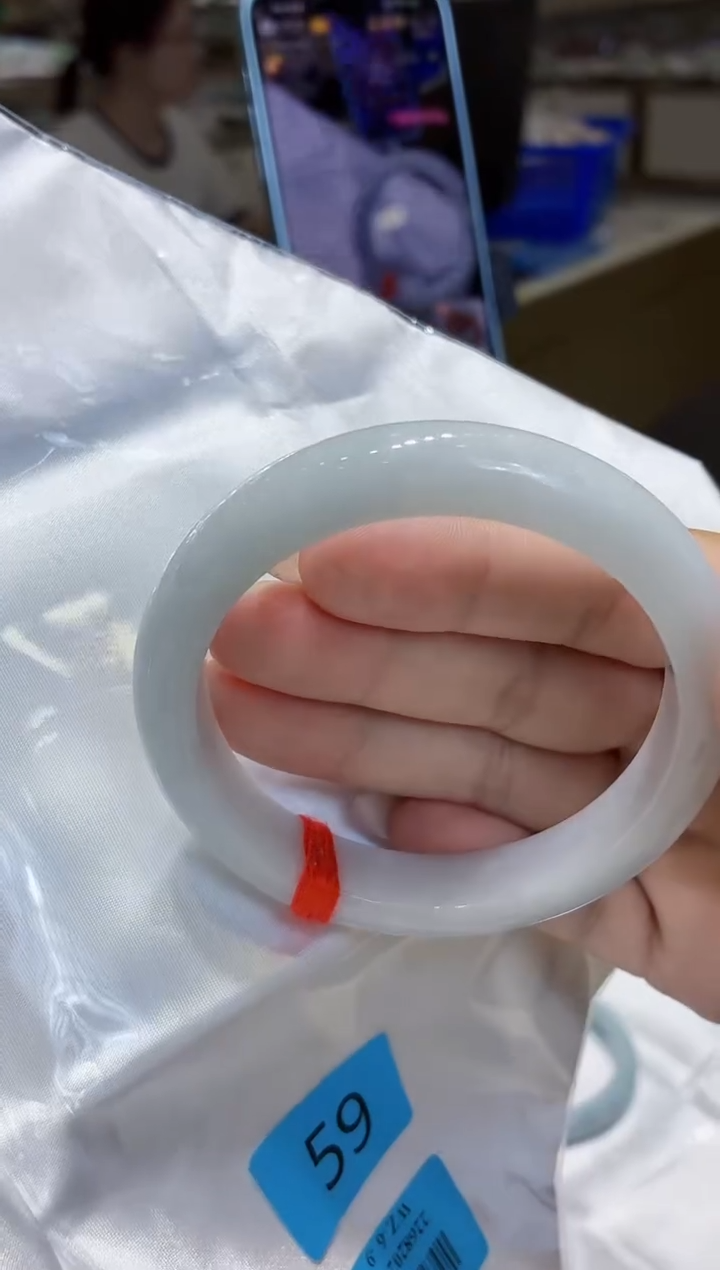 翡翠手镯未镶嵌翡翠手镯