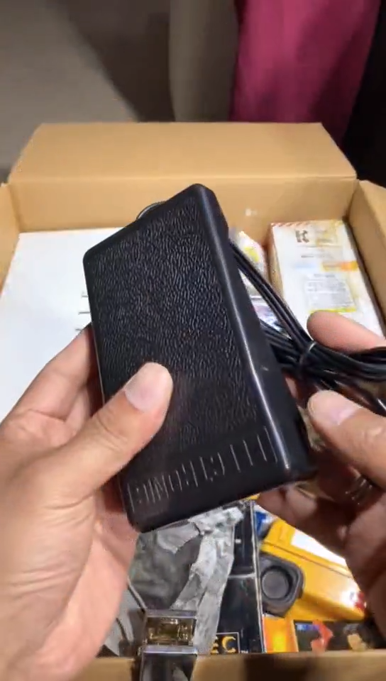 8新中古商品，瑕疵品，不保好坏。921