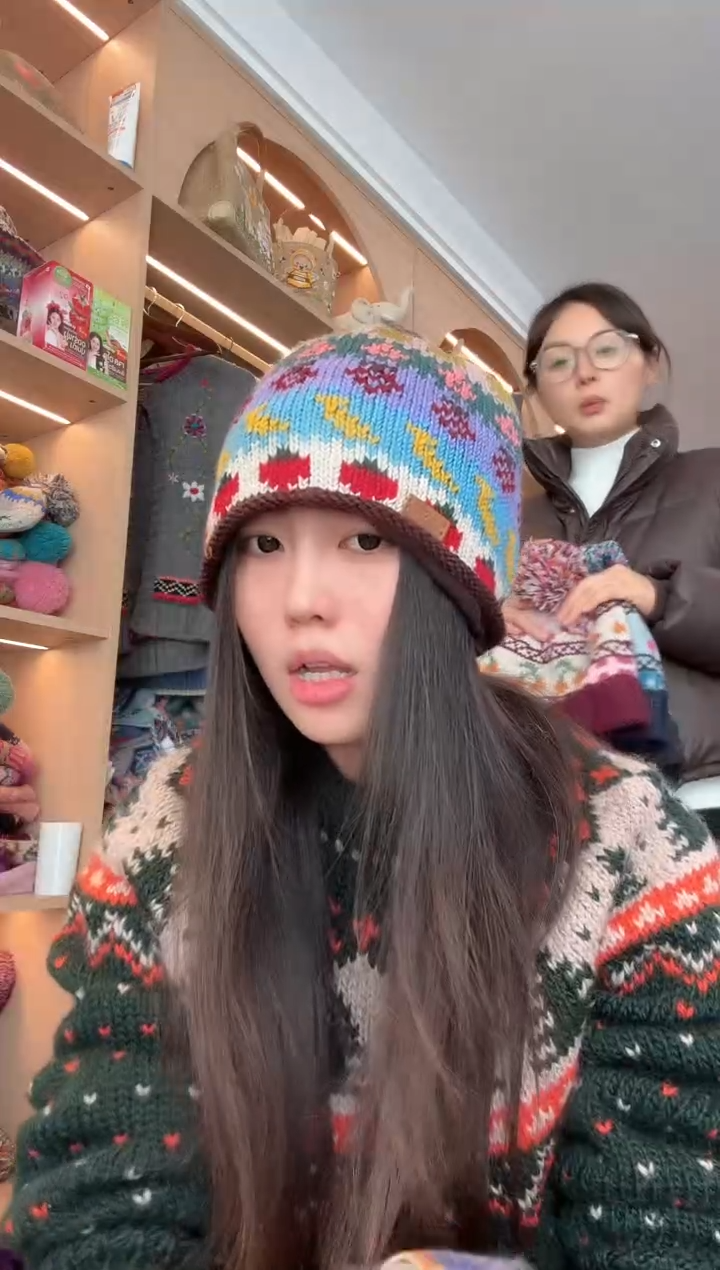 羊毛草莓卷边羊毛帽