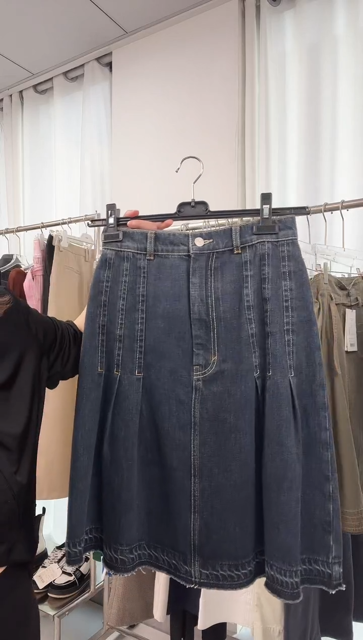  编号211 短句  牛仔半裙 已开价