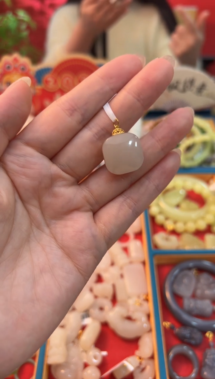 【闪购商品】和田玉吊坠18K金镶嵌红藕粉大方糖