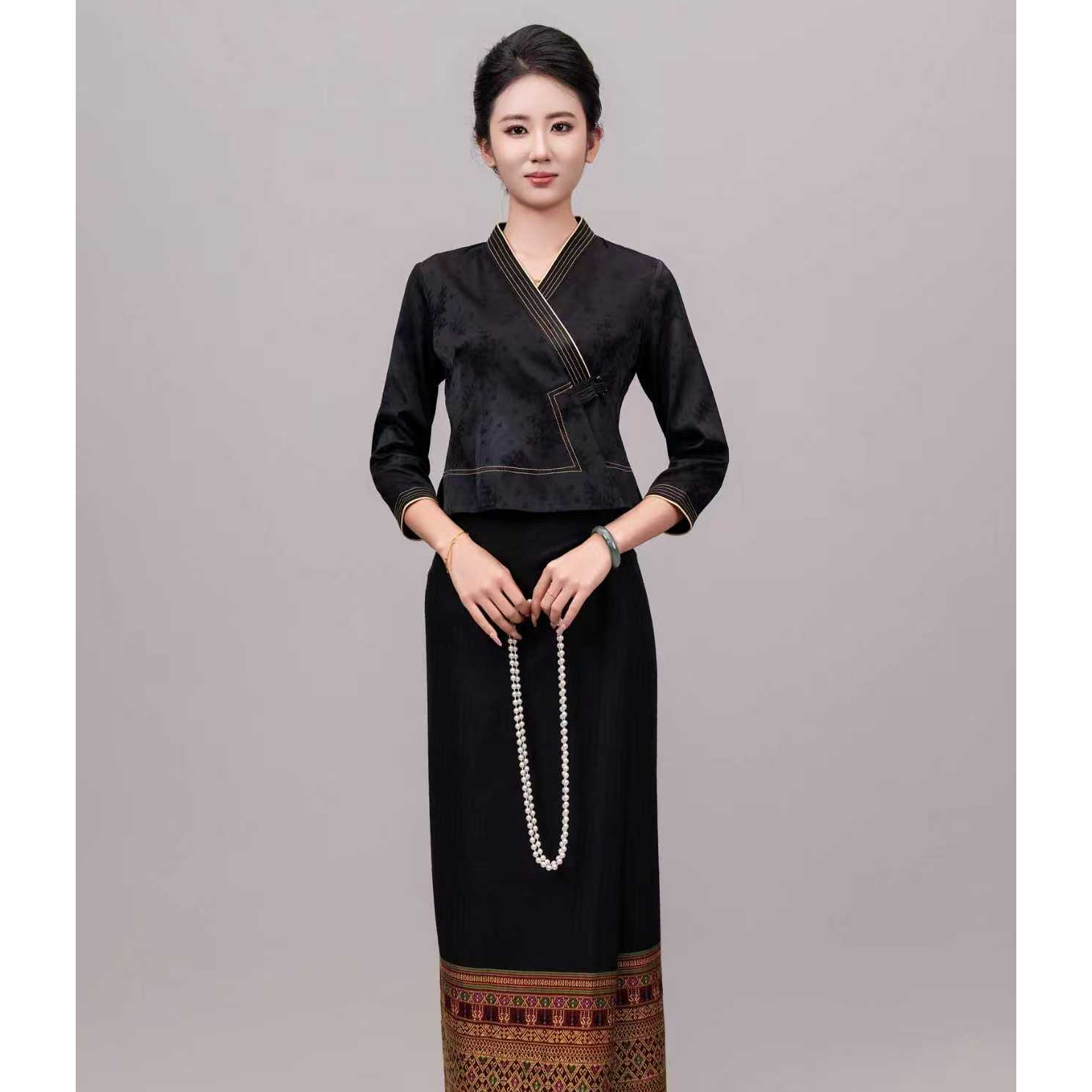 曼真玉家人民族传统服饰黑色套装