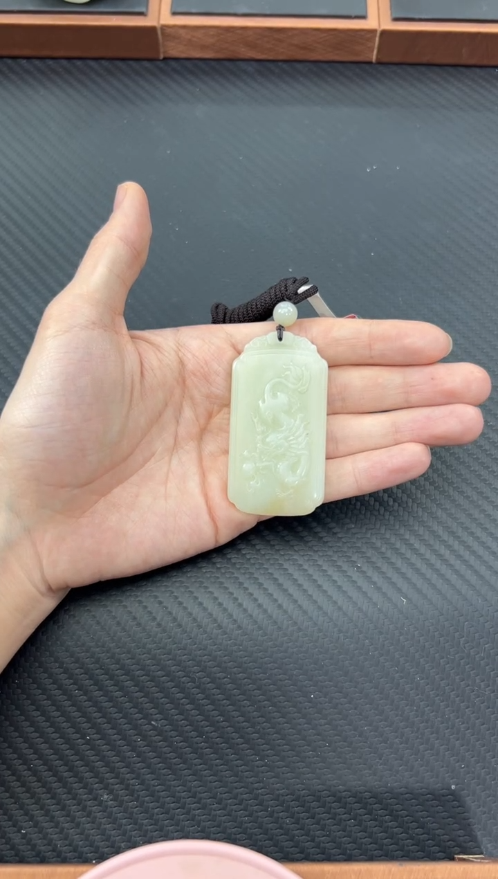 【闪购商品】和田玉吊坠(赠链)未镶嵌且末微色差迪克兰吊坠