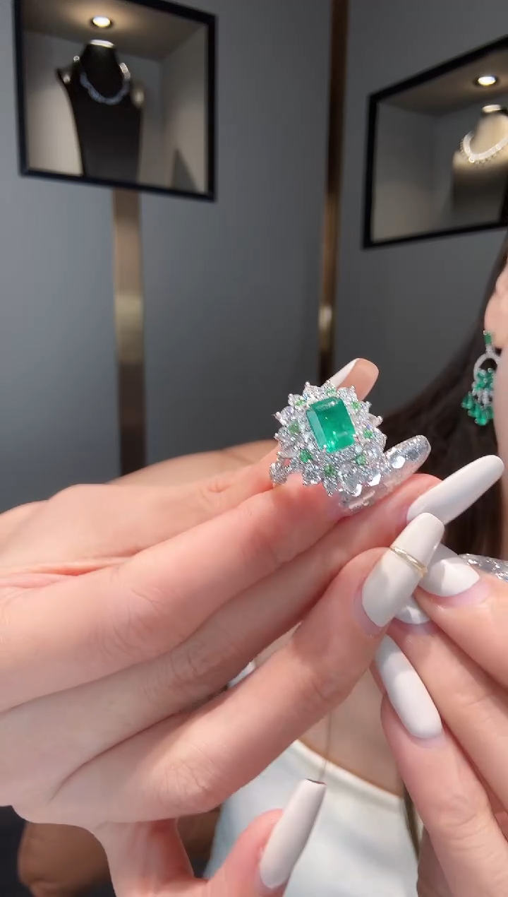 18K金镶嵌戒指祖母绿CE0901