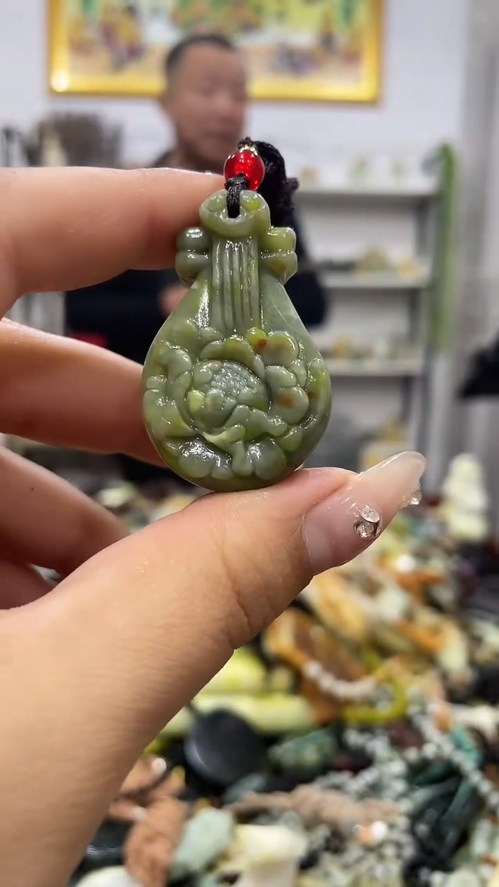 未镶嵌蛇纹石玉颈饰 