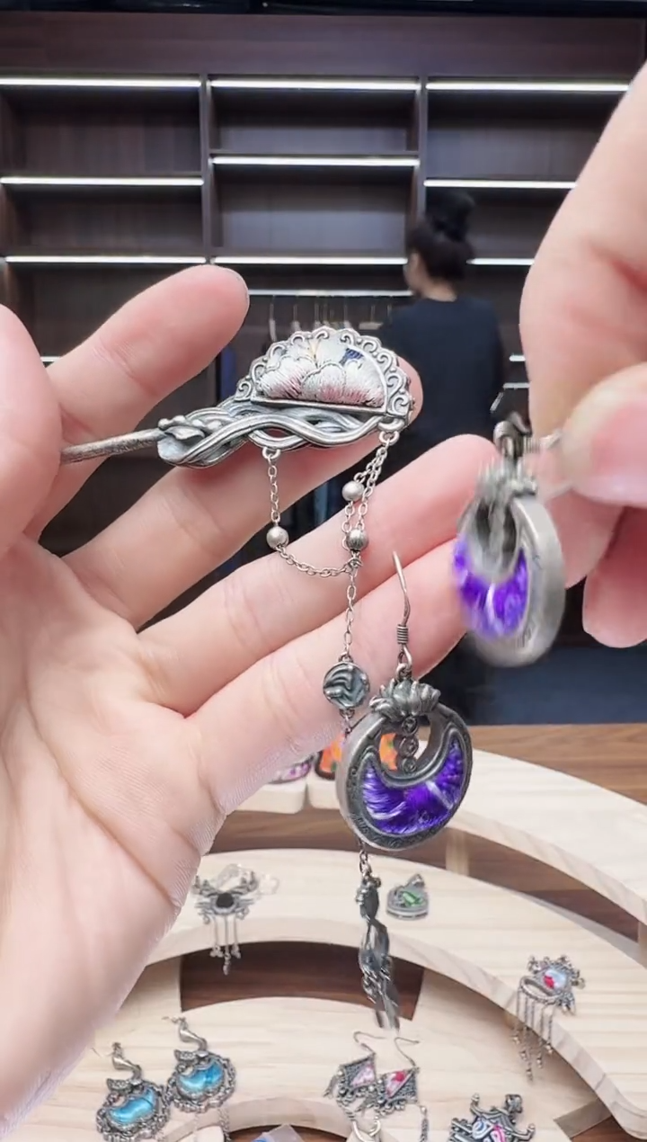 织绣239蒙阿苏苗绣传承