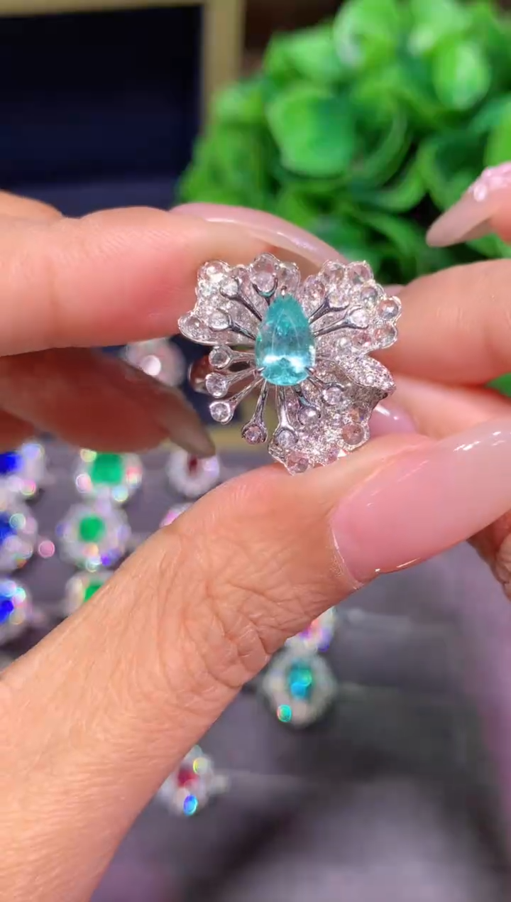 18K金镶嵌戒指帕拉依巴碧玺1.02CT