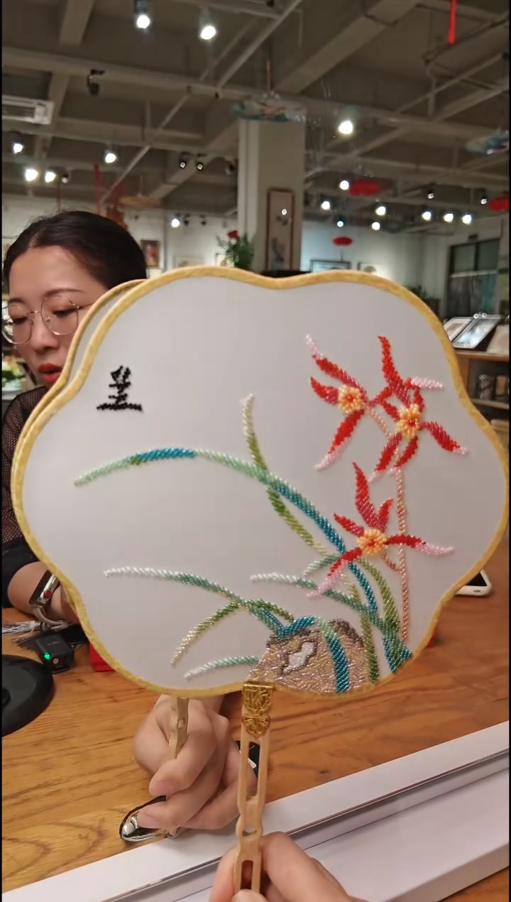 刺绣百师园珠绣团扇-兰