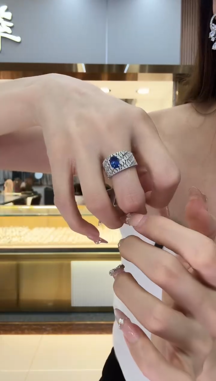 戒指蓝宝石18K金镶嵌2222