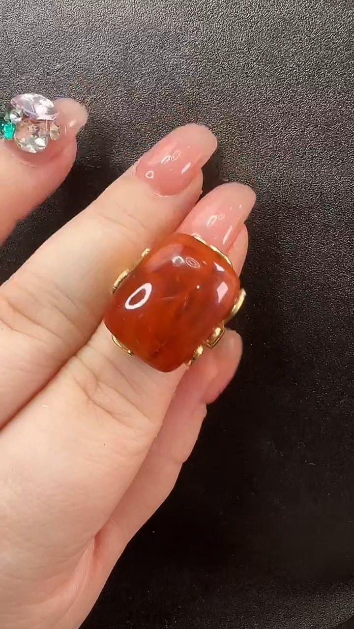 颈饰未镶嵌南红玛瑙戒指