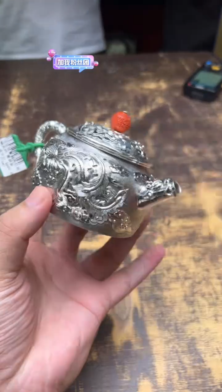 不****兒呆坐雪花纹錾刻南红顶龙啸凤吟德钟壶