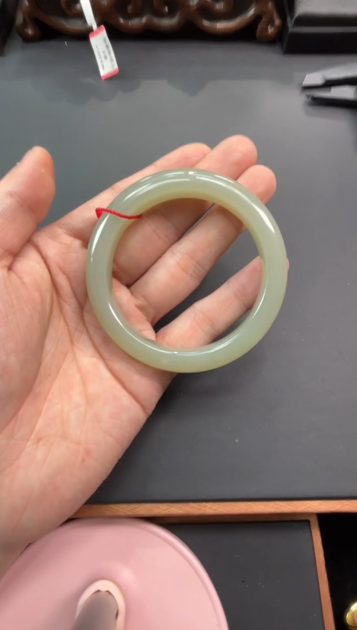 【闪购商品】和田玉手镯未镶嵌且末微色差近矿58