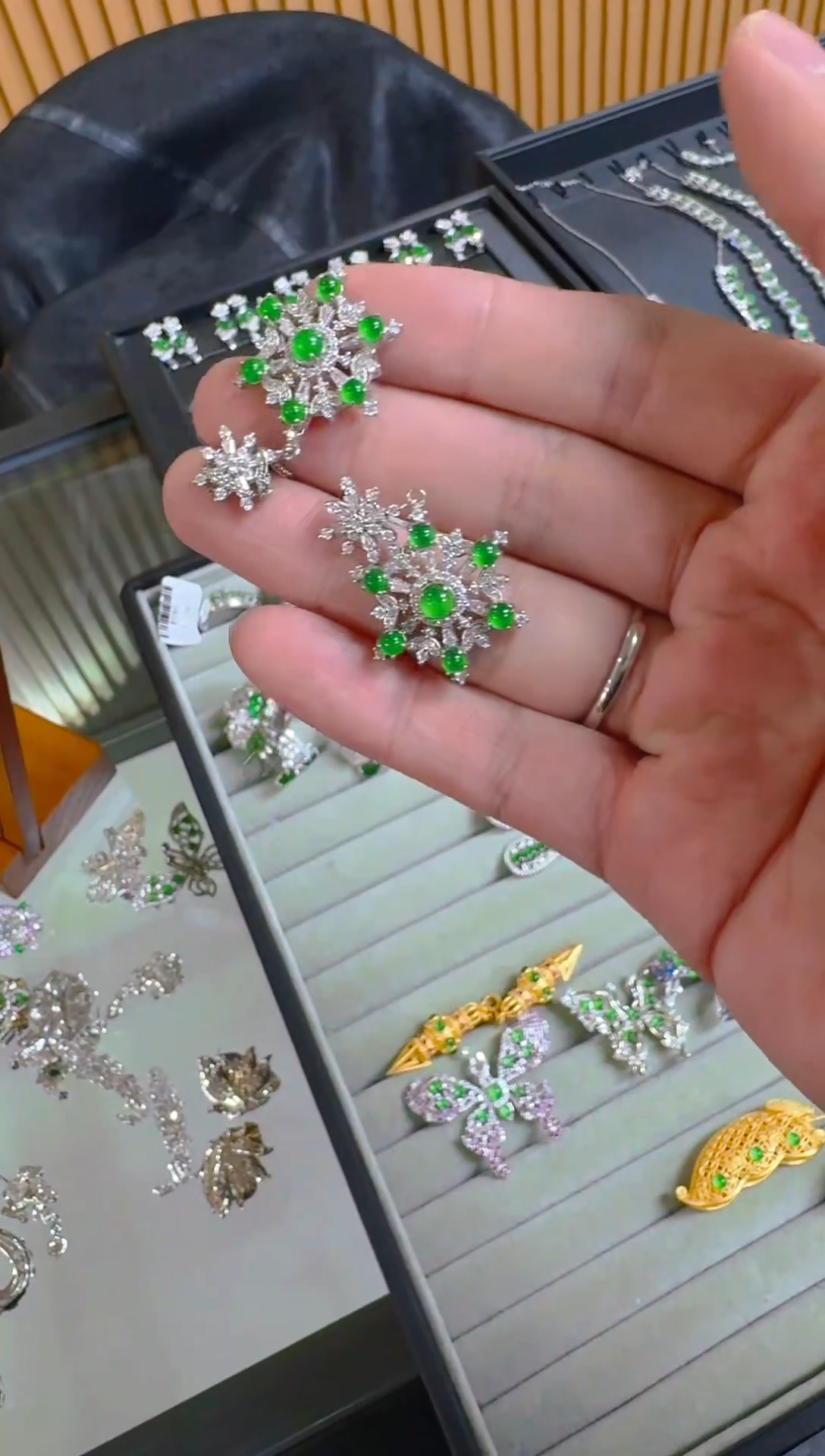 【闪购商品】翡翠吊坠(赠链)银S925镶嵌天然A货翡翠+发其一