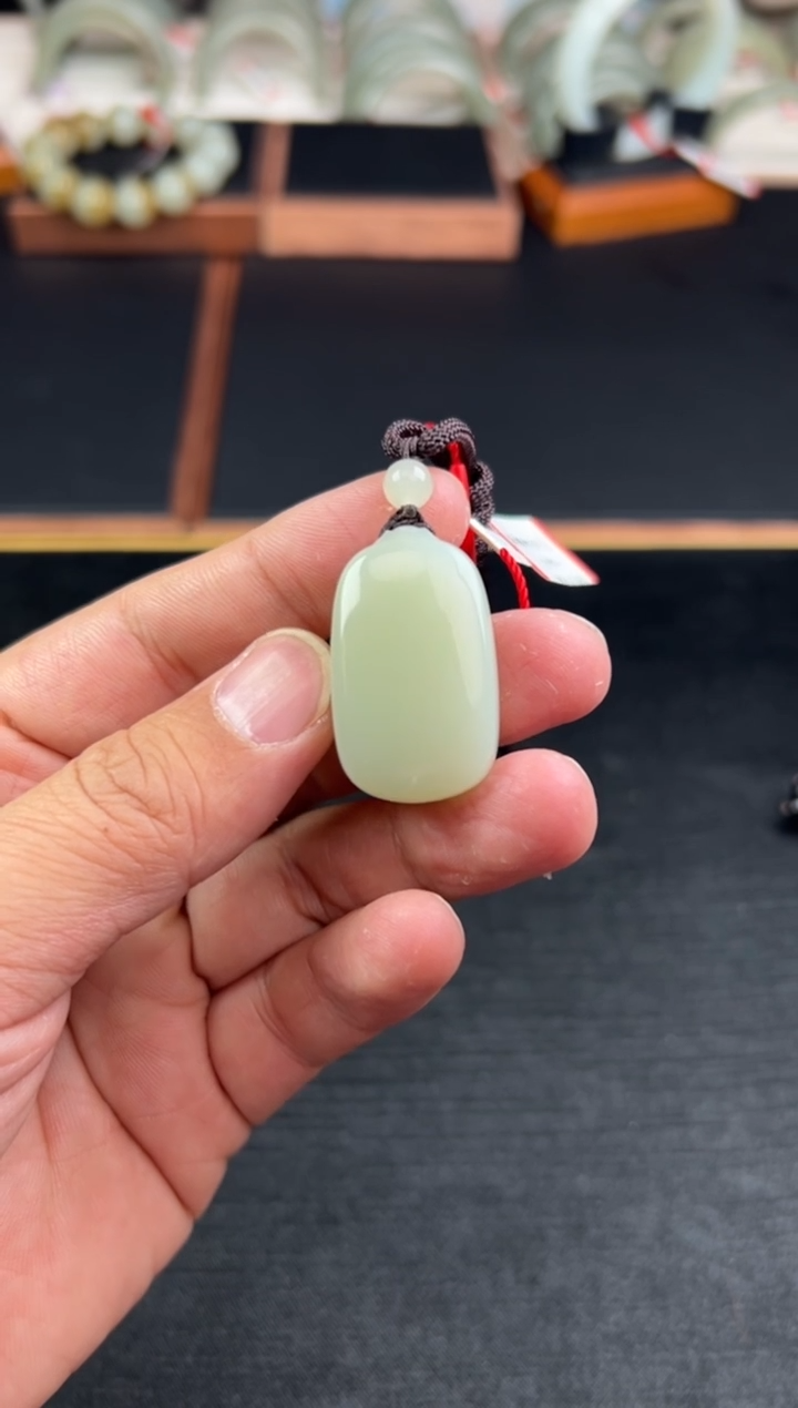 【闪购商品】和田玉吊坠(赠链)未镶嵌且末微色差迪克兰一细