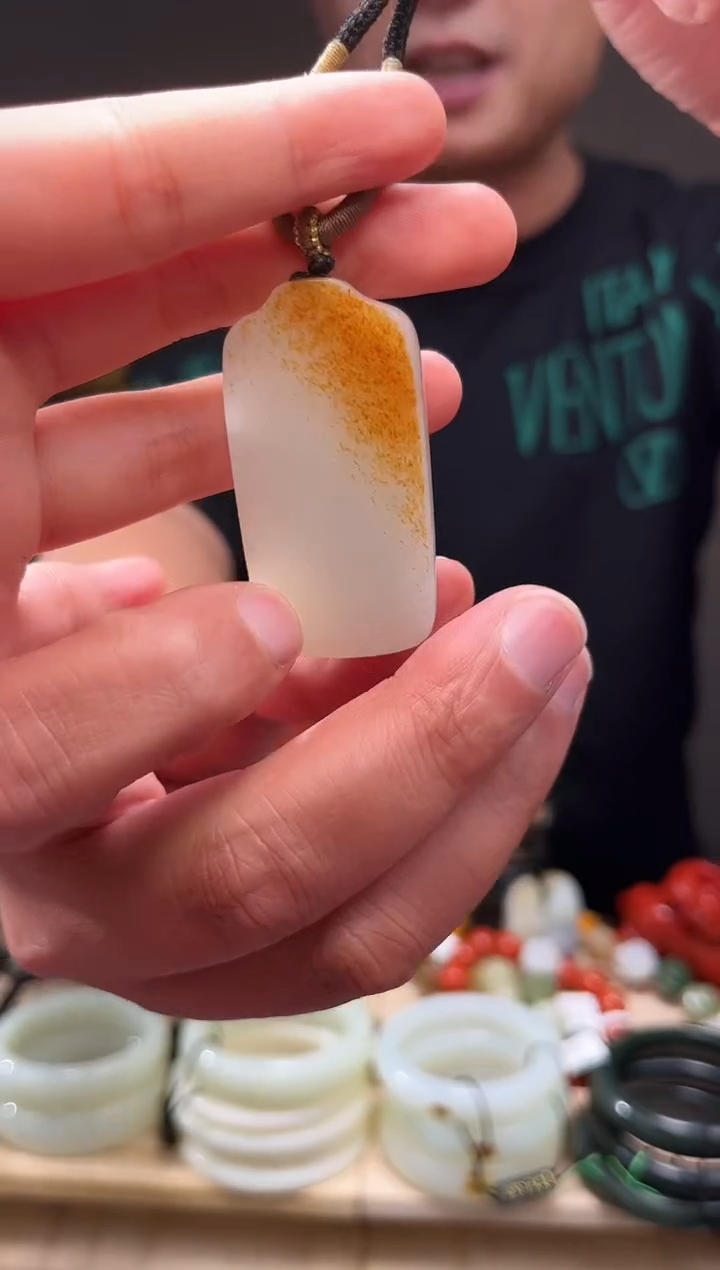 颈饰未镶嵌和田玉吊坠